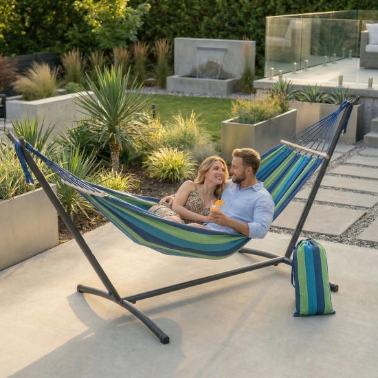 Duży hamak ogrodowy huśtawka na stelażu metalowym na tarasie para