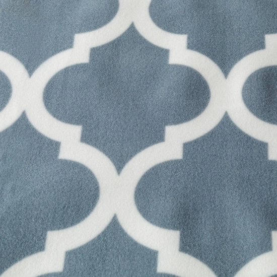 Zbliżenie na gruby, miękki polar koca piknikowego w modny, szaro-biały wzór marokańskiej koniczyny