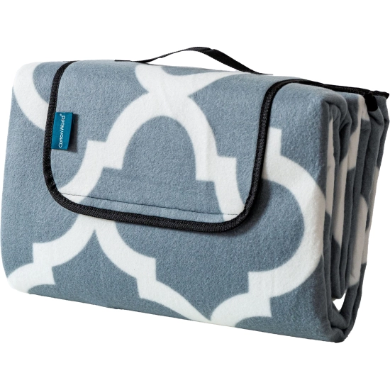 Złożony w kostkę szaro-biały koc piknikowy WONDER z czarną rączką do wygodnego przenoszenia.