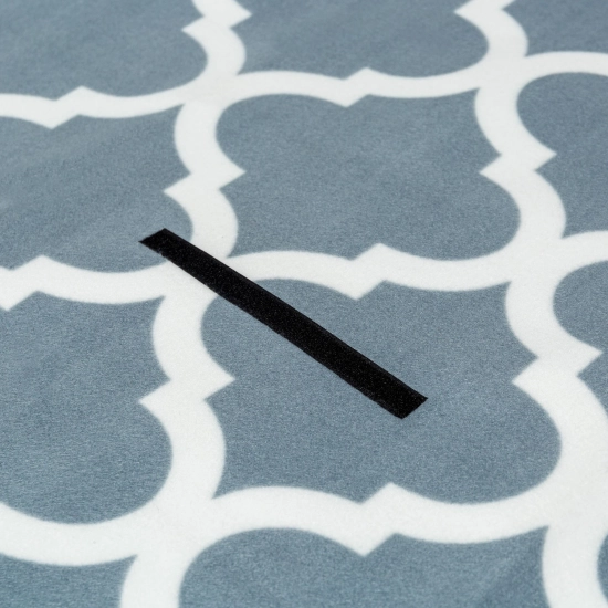 Zbliżenie na mocny, czarny rzep zabezpieczający koc WONDER przed przypadkowym rozłożeniem.