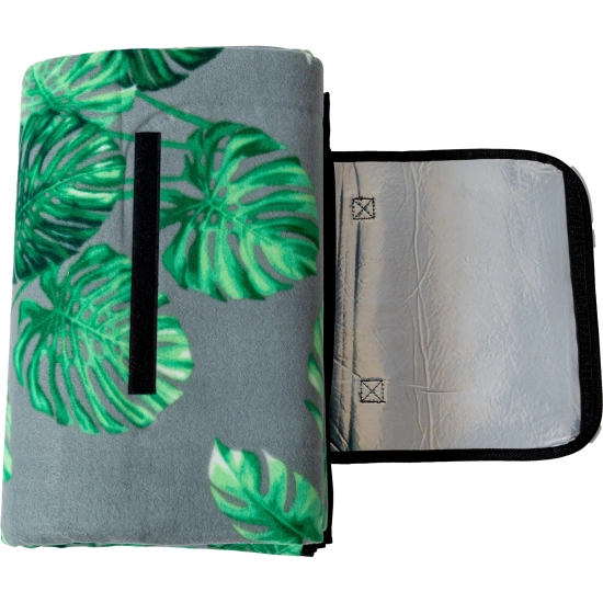 Rozłożona klapka zapięcia koca piknikowego, ukazująca spodnią warstwę wykonaną z wodoodpornej folii aluminiowej.