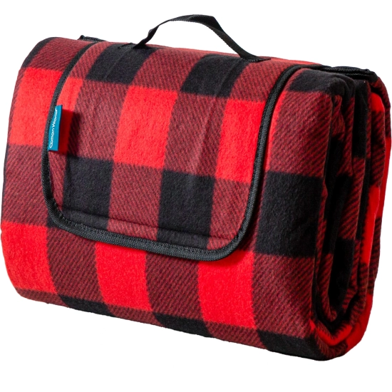 Złożony w kostkę koc piknikowy WONDER w czerwoną kratkę z czarną rączką do wygodnego przenoszenia.