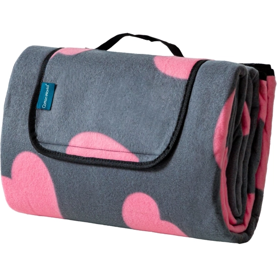 Złożony w kostkę koc piknikowy WONDER w różowe serca na szarym tle z czarną rączką do przenoszenia.