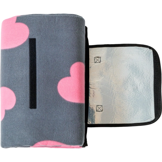 Rozłożona klapka zapięcia koca piknikowego, ukazująca spodnią warstwę wykonaną ze srebrnej folii aluminiowej.