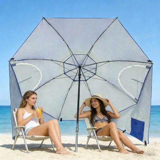 Dwie kobiety relaksujące się na leżakach pod rozłożonym, niebieskim parasolem plażowym Plażowa Oaza.