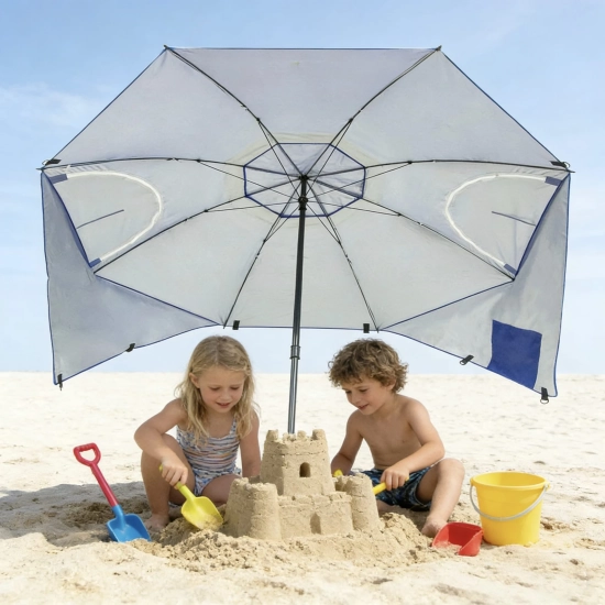 Dzieci bawiące się w piasku i budujące zamek pod chroniącym przed słońcem parasolem plażowym Plażowa Oaza.