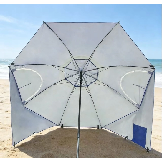 Frontowy widok na rozłożony wielofunkcyjny parasol plażowy Plażowa Oaza wbity w piasek na plaży.
