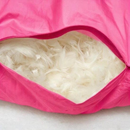 Otwór we wsypie na poduszkę wypełniony naturalnym puchem i pierze