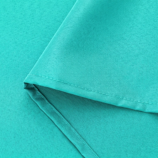 Zbliżenie na równe szwy i doskonałe wykończenie lazurowej zasłony premium J&W