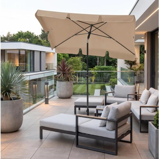 Elegancki beżowy parasol balkonowy Zenith 125x200 cm z falbaną, zamontowany na nowoczesnym tarasie widokowym z szarymi meblami wypoczynkowymi.