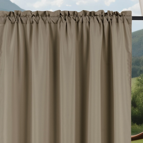 Górna część ciemnobeżowej zasłony ogrodowej zawieszonej na karniszu rurkowym z wykorzystaniem tunelu z ozdobną kryzą