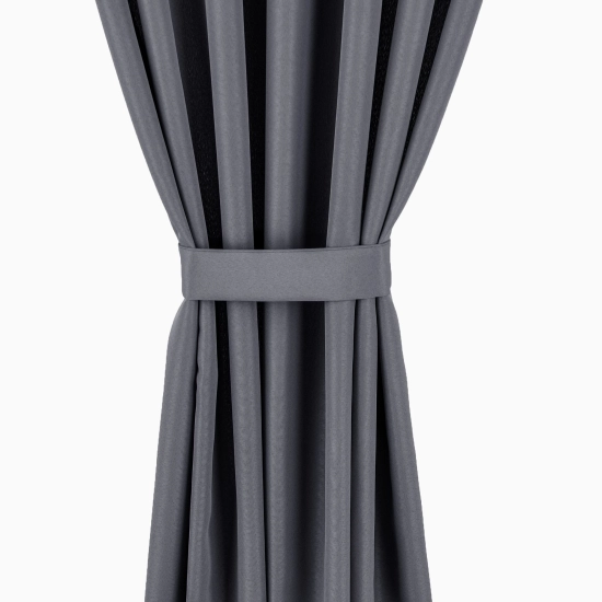 Ciemnoszara zasłona na taras elegancko upięta do boku za pomocą dołączonego materiałowego pasa