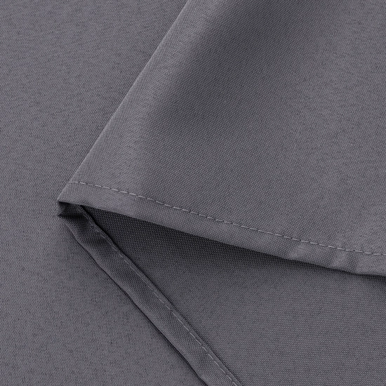 Zbliżenie na precyzyjne obszycie i krawędzie wytrzymałej tkaniny grafitowych zasłon na balkon