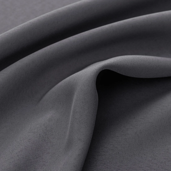 Gładka tekstura grubego materiału wodoodpornej zasłony do altany w eleganckim ciemnoszarym odcieniu