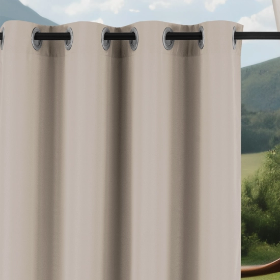 Górna część zasłony ogrodowej z wbudowanymi przelotkami zawieszonej na karniszu rurkowym układająca się w głębokie fale