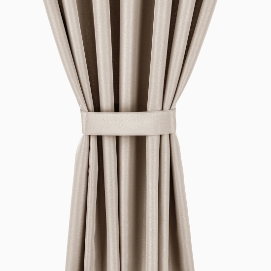 Beżowa zasłona na taras elegancko upięta do boku za pomocą dołączonego materiałowego pasa