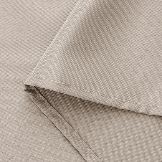 Zbliżenie na precyzyjne obszycie i krawędzie wytrzymałej tkaniny beżowych zasłon ogrodowych na balkon