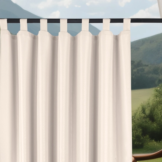 Górna część kremowej zasłony ogrodowej zawieszonej na czarnym karniszu za pomocą szerokich, materiałowych szelek