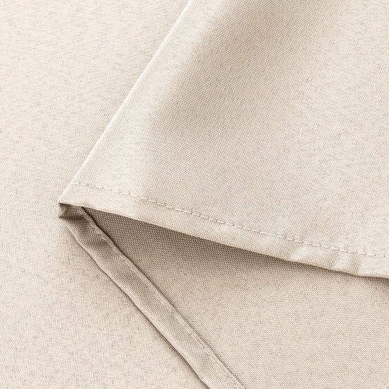 Zbliżenie na precyzyjne obszycie i krawędź wytrzymałej tkaniny wodoszczelnej zasłony ogrodowej