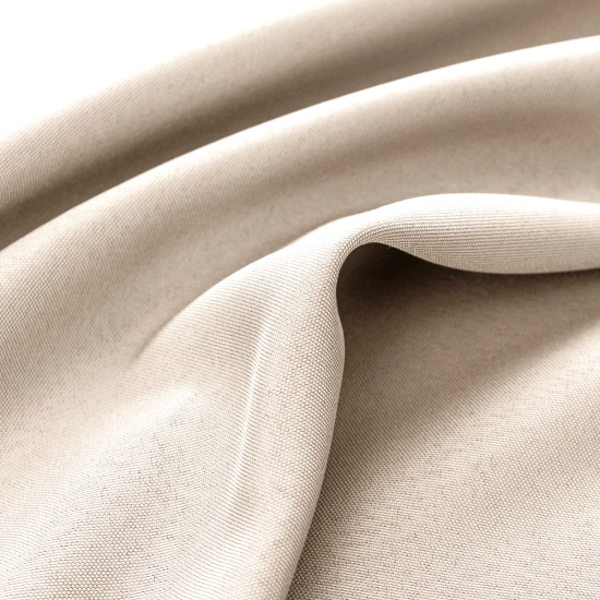 Gładka tekstura i splot grubego materiału zasłony do altany układającej się w fale w kolorze kremowo-beżowym