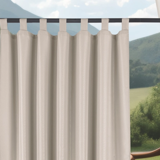 Górna część beżowej zasłony ogrodowej zawieszonej na czarnym karniszu za pomocą szerokich, materiałowych szelek
