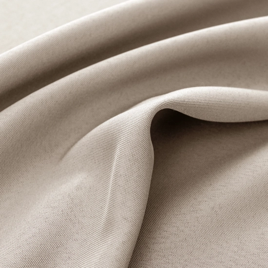 Gładka tekstura i splot grubego materiału zasłony do altany układającej się w fale w kolorze beżowym