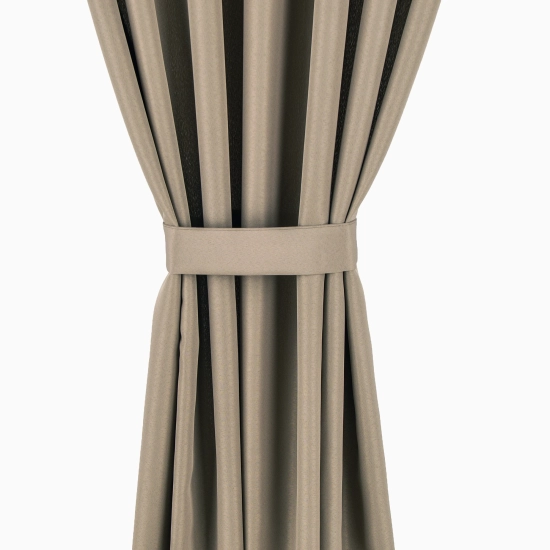 Ciemnobeżowa zasłona na taras elegancko upięta na środku za pomocą dopasowanego, materiałowego pasa