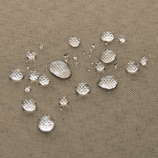 Krople wody utrzymujące się na powierzchni hydrofobowej tkaniny ciemnobeżowej zasłony ogrodowej, potwierdzające wodoszczelność