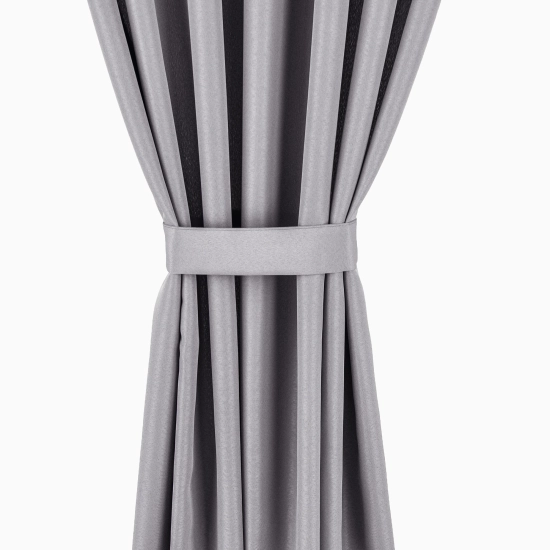 Jasnoszara wodoodporna zasłona tarasowa elegancko upięta do boku drewnianego słupka dopasowanym pasem