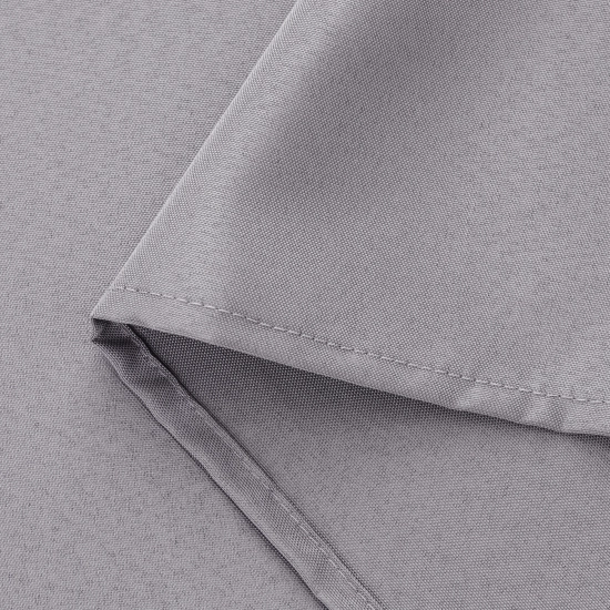 Zbliżenie na precyzyjne obszycie i krawędź wytrzymałej tkaniny jasnoszarej zasłony ogrodowej