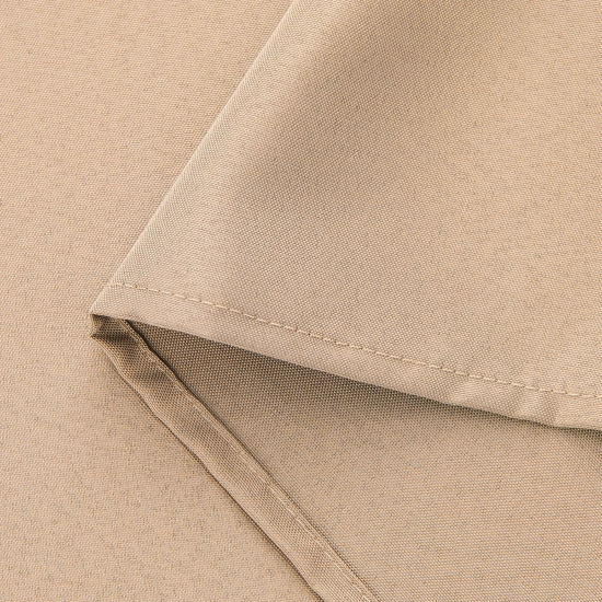 Zbliżenie na precyzyjne obszycie i krawędź wytrzymałej tkaniny piaskowej zasłony ogrodowej