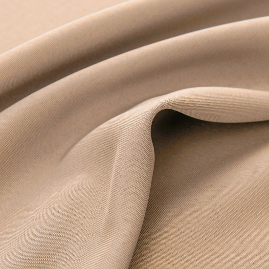 Naturalnie układające się miękkie fałdy piaskowej, wodoszczelnej zasłony ogrodowej o gęstym splocie