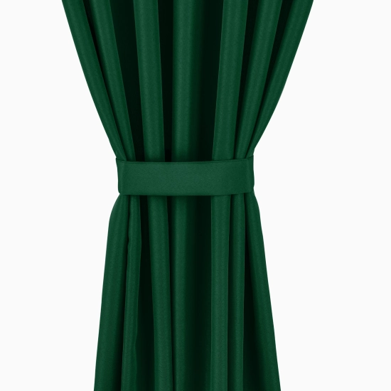 Ciemnozielona wodoodporna zasłona tarasowa elegancko upięta na środku dopasowanym, materiałowym pasem