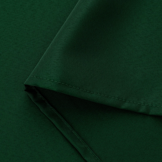 Zbliżenie na precyzyjne obszycie i krawędź wytrzymałej tkaniny zasłony ogrodowej w odcieniu butelkowej zieleni