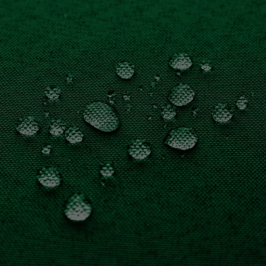 Test wodoszczelności ciemnozielonej tkaniny zasłony ogrodowej z perliącymi się kroplami wody na powierzchni